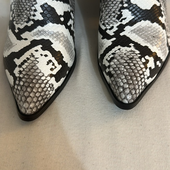 Women’s Snake Skin Booties Size 11 - Picture 4 of 6